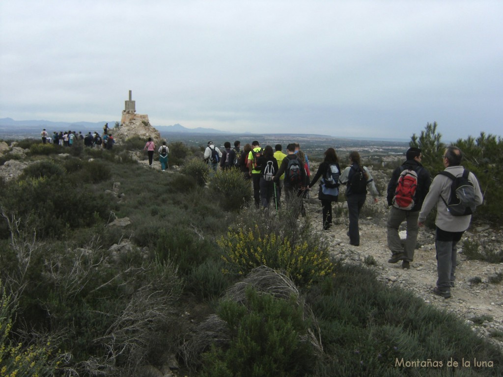 Llegando al punto más alto de Las Escoteras, 216 mts., al fondo en el centro el Puig Campana